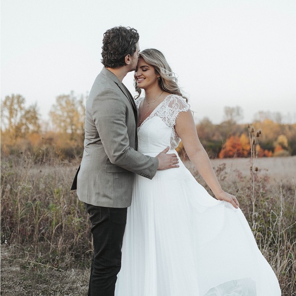 Wedding dress. - Picture 3 of 4